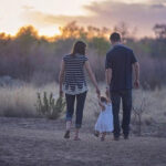 Una famiglia che passeggia