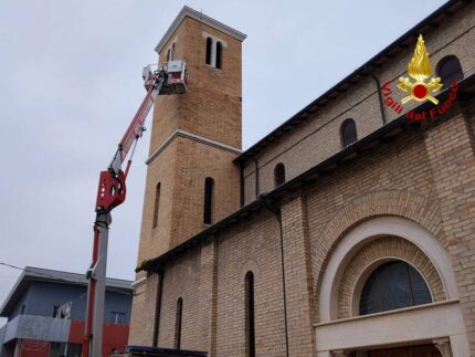 Crollo di mattoni da un campanile a Centobuchi