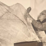 L'artista Pico Romagnoli mentre lavora a una delle sue sculture