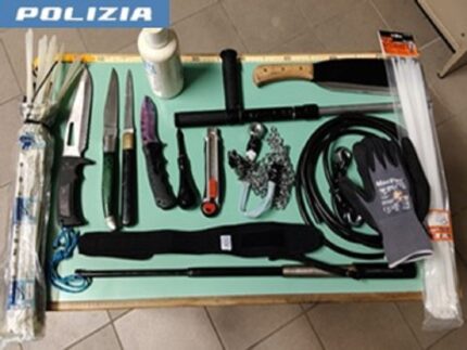 Automobilista denunciato per porto abusivo d'armi