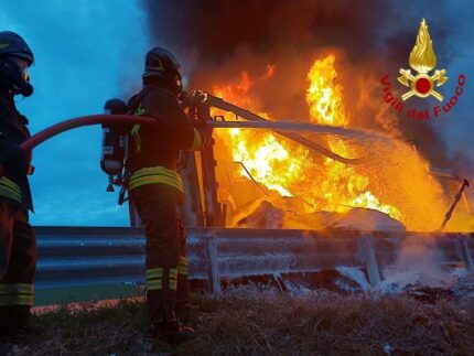 Camion in fiamme sull'A14