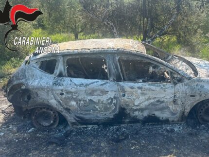 Automobile incendiata dalla banda dei bancomat