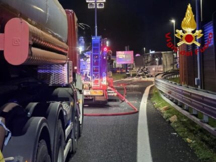 Tir in fiamme nell'area di servizio Vallefoglia