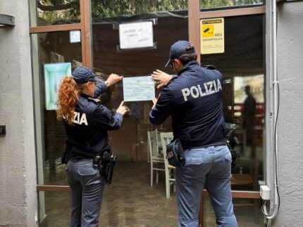 Chiusura di un locale ad Ancona