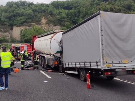 Incidente sull'A-14 tra un furgone e un'autocisterna