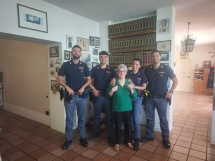 Agenti della Polizia di Fermo insieme a un'anziana vittima di truffa