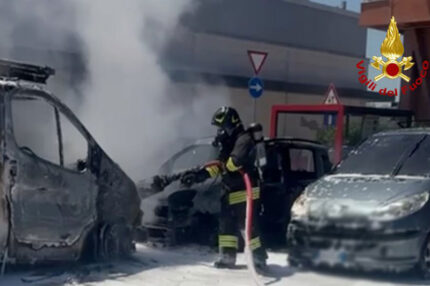 Furgone e auto a fuoco a Marina di Montemarciano