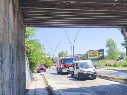 Camion urta sottopasso ferroviario a Civitanova